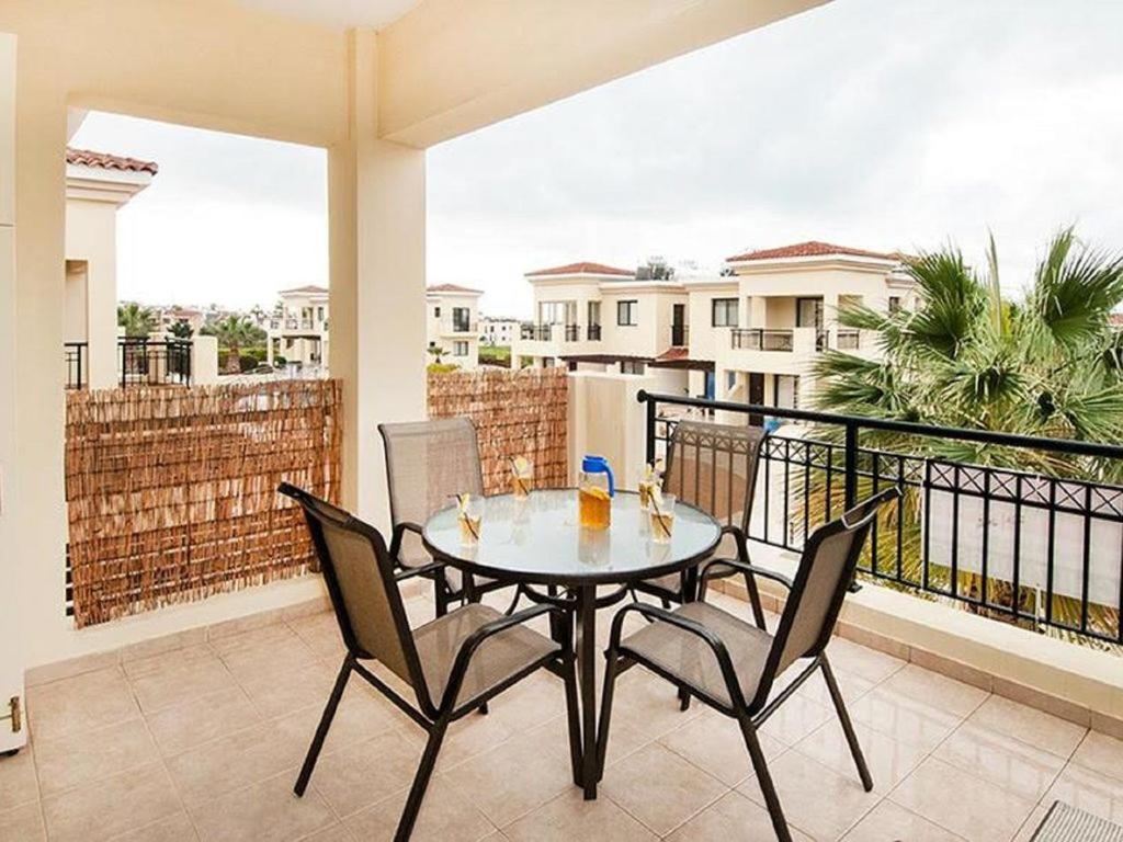 Beautiful 2-Bedroom Apartment - Great Location Paphos Eksteriør billede