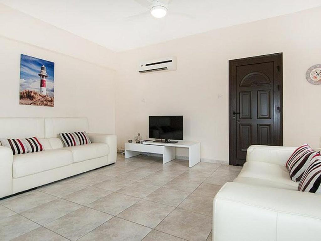 Beautiful 2-Bedroom Apartment - Great Location Paphos Eksteriør billede