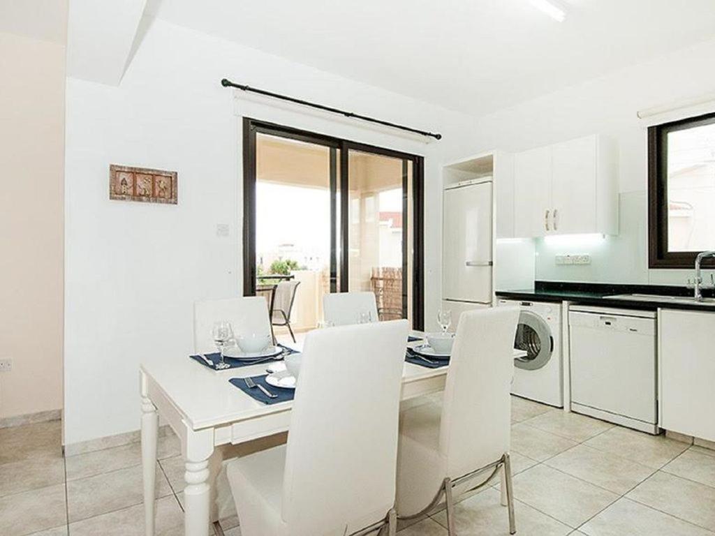 Beautiful 2-Bedroom Apartment - Great Location Paphos Eksteriør billede