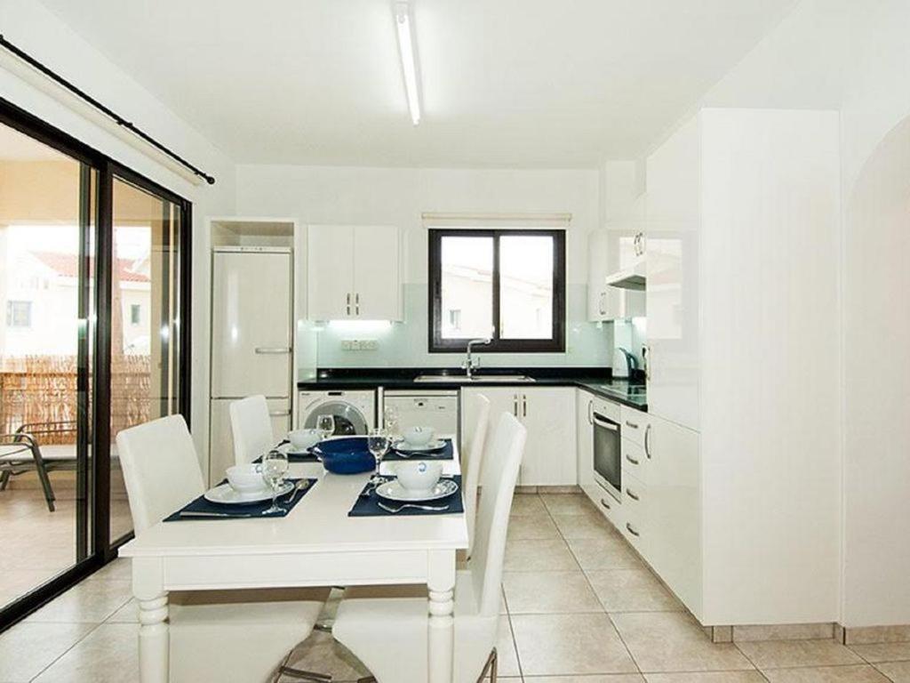 Beautiful 2-Bedroom Apartment - Great Location Paphos Eksteriør billede