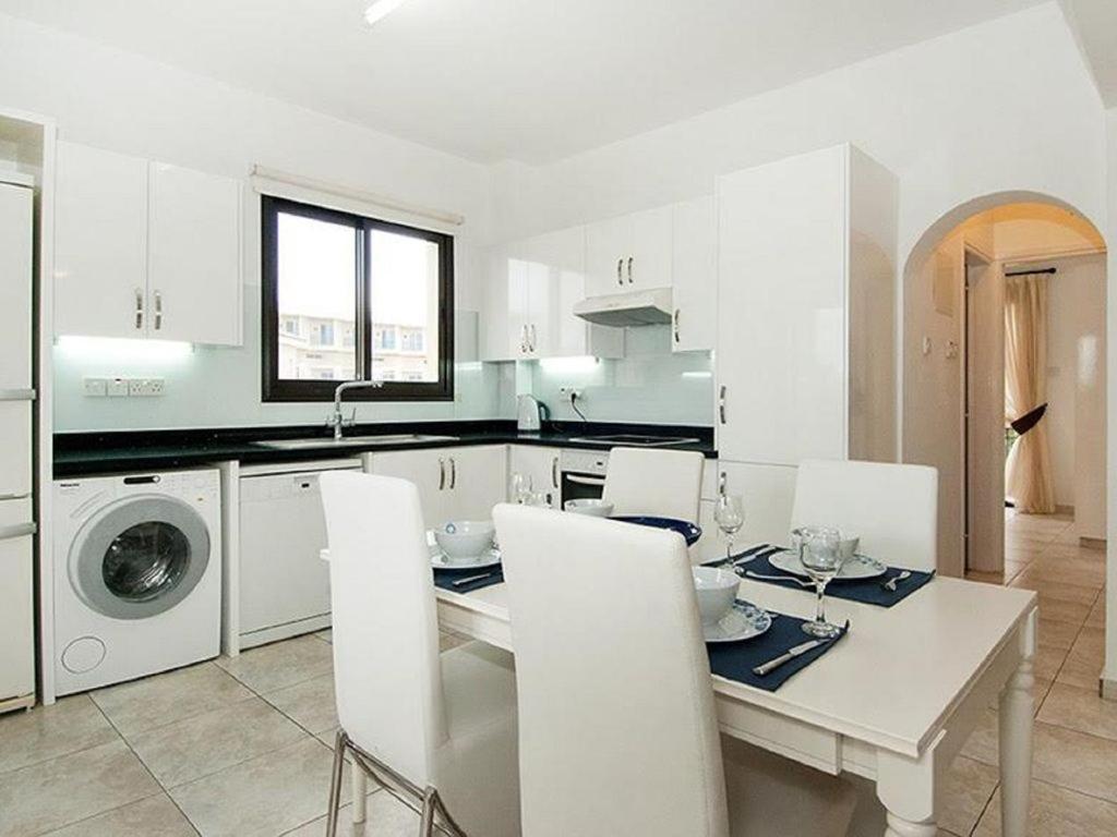 Beautiful 2-Bedroom Apartment - Great Location Paphos Eksteriør billede